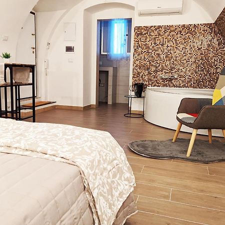 Ravi Romantic Jacuzzi Suite Bari Exterior photo