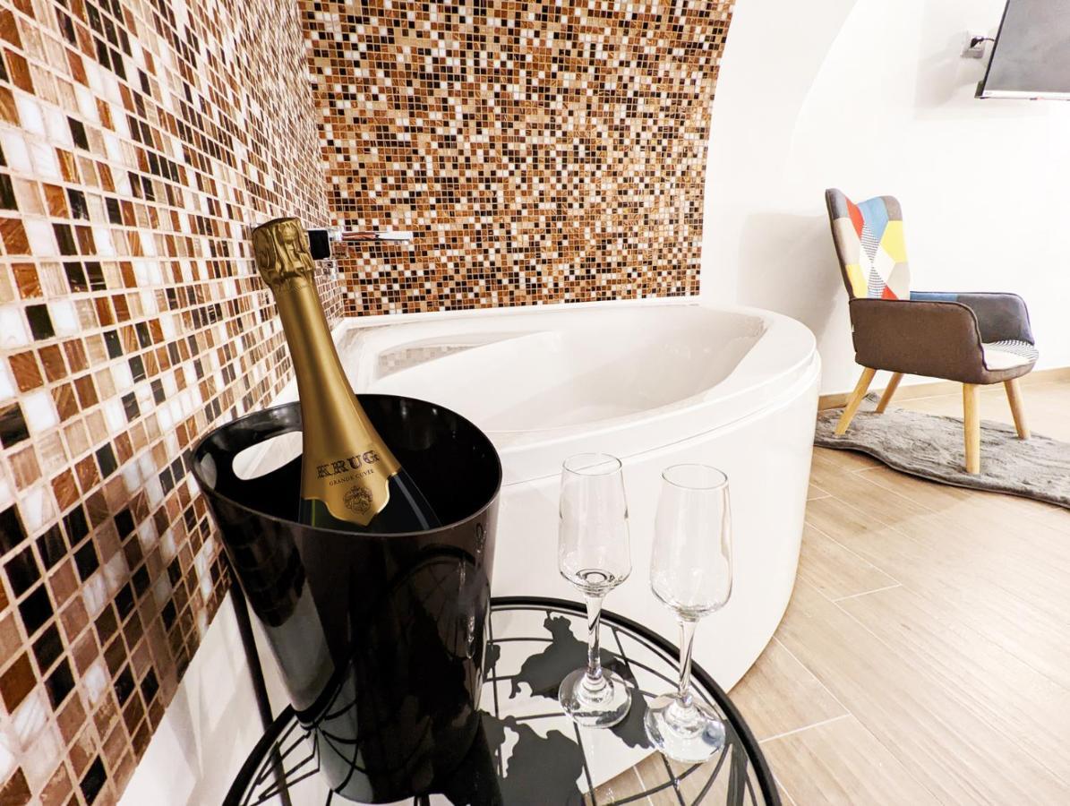 Ravi Romantic Jacuzzi Suite Bari Exterior photo