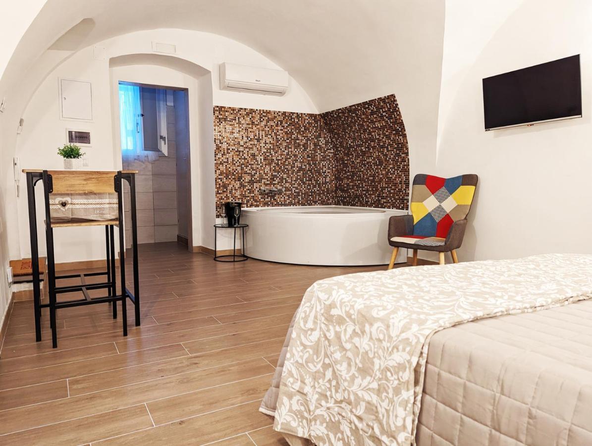 Ravi Romantic Jacuzzi Suite Bari Exterior photo